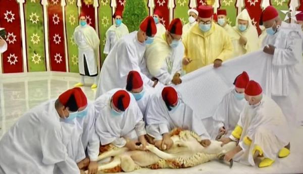 أمير المؤمنين صاحب الجلالة الملك محمد السادس يؤدي صلاة عيد الأضحى المبارك بدون خطبة و ينحر أضحية العيد