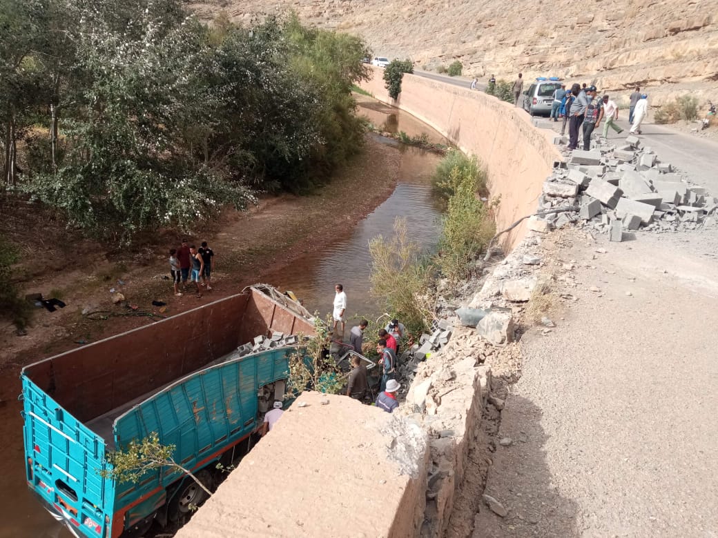 انحراف شاحنة كبيرة في الطريق الجهوية 704 الرابطة بين بومالن دادس و امسمرير