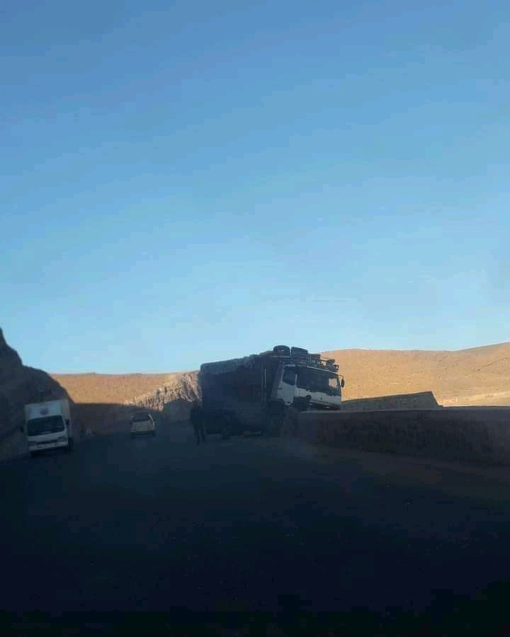 أيت ساون … انحراف شاحنة لنقل البضائع في منعرجات أيت ساون نواحي أكذز