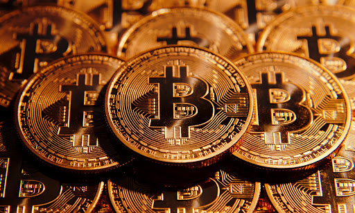 عملة بيتكوين تتجاوز 65 ألف دولار في سعر قياسي جديد مع دخولها وول ستريت