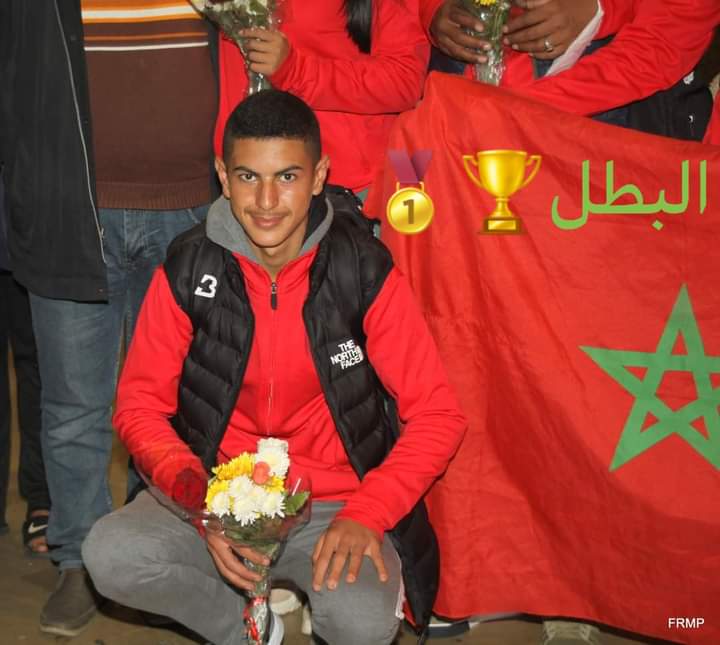 السلطات وساكنة أغبالو تحتفل بالشاب باحدو لاعب الكرة الحديدية