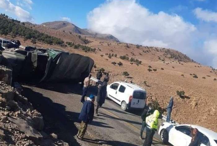 انقلاب شاحنة “بتزي نتلغمت” يقطع الطريق أمام وسائل النقل