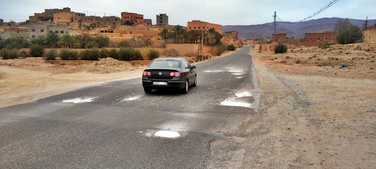 عشرات الحفر تسائل دور مديرية التجهيز بتنغير