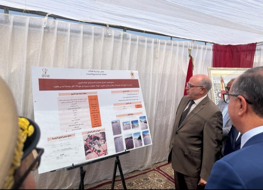 عامل إقليم ميدلت يدشن مشروع بناء طرق غير مصنفة بجماعة ايت بن يعقوب