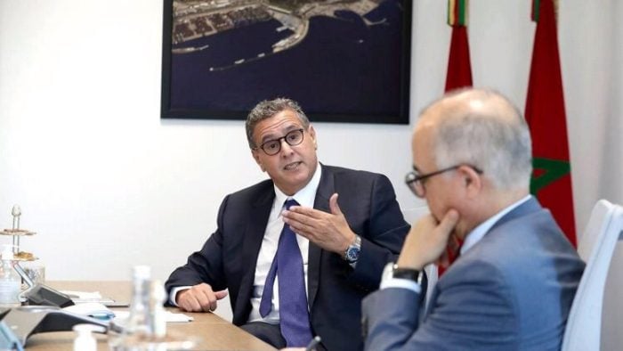 الحكومة تعد بتجميد “القانون الأساسي” وتوقف اقتطاعات الأجور