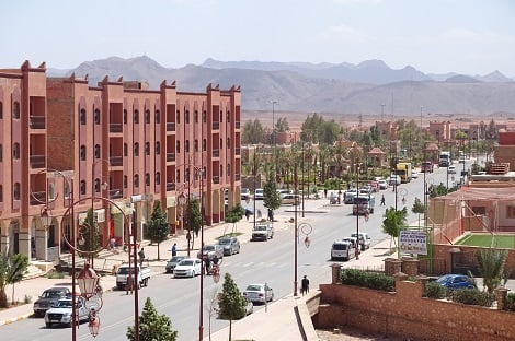 مهنيون وناشطون يستنكرون تطبيع المسؤولين مع انتشار الأزبال بمدينة تنغير