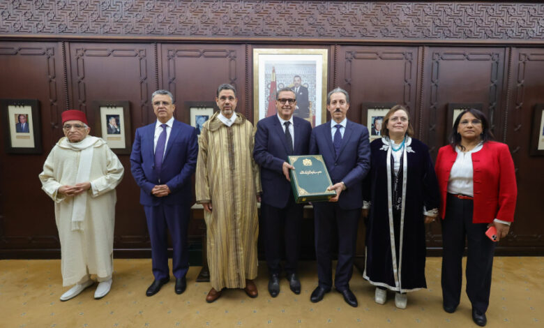 رئيس الحكومة يتسلم مقترحات مراجعة مدونة الأسرة