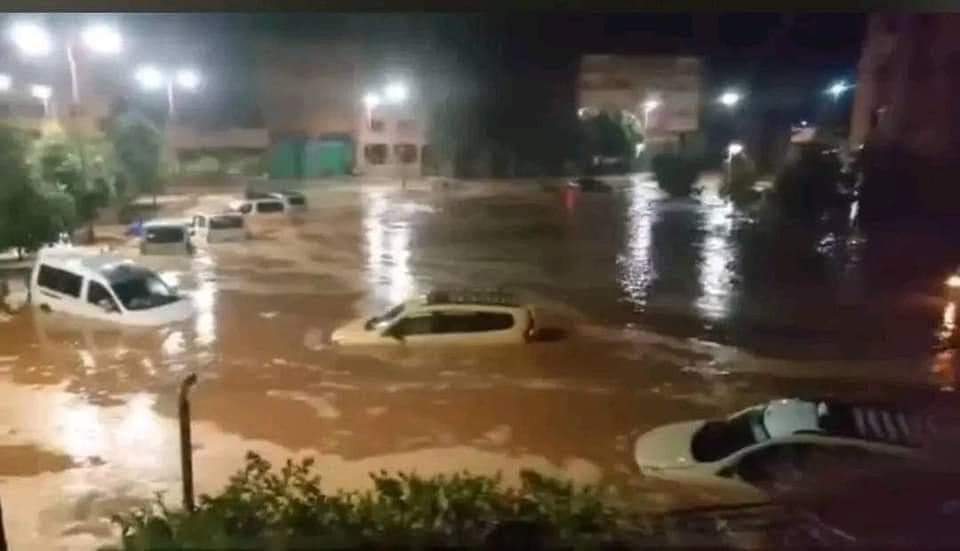 سابقة ..زخات مطرية عاصفية تغمر مدينة تنغير وتشل حركة السير بها